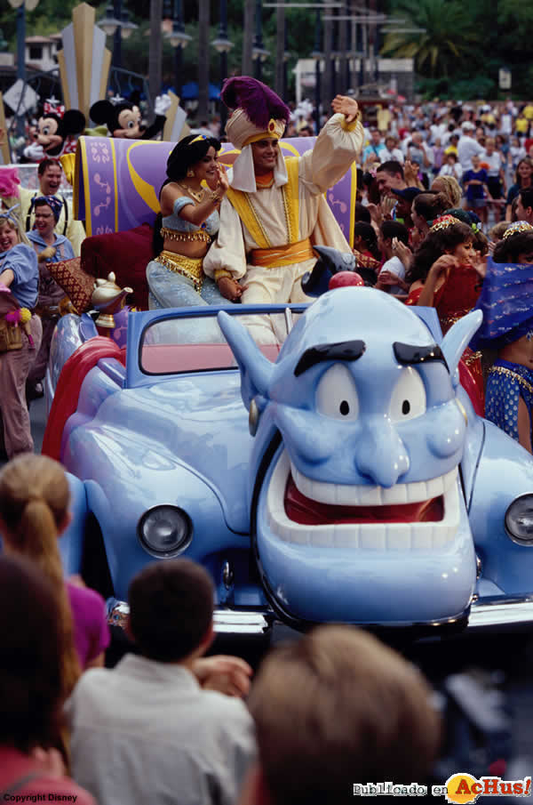 Imagen de Disney Hollywood Studios  Disney Stars and Motor Cars parade 2