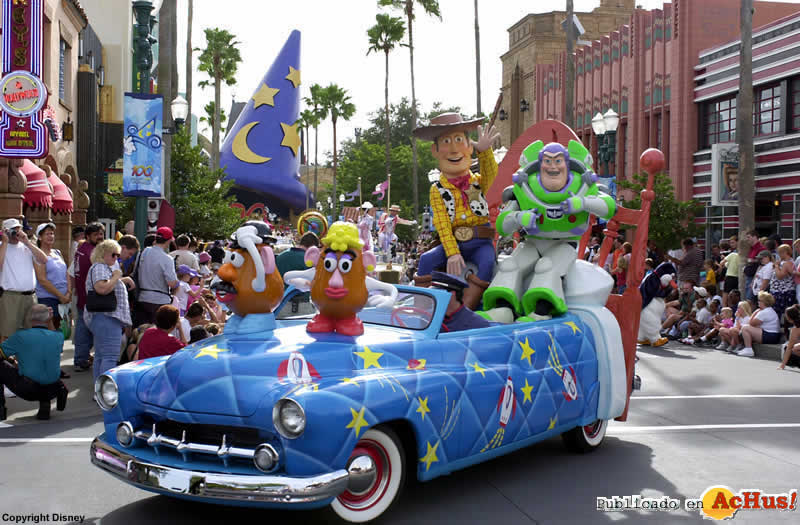 Imagen de Disney Hollywood Studios  Disney Stars and Motor Cars parade 3