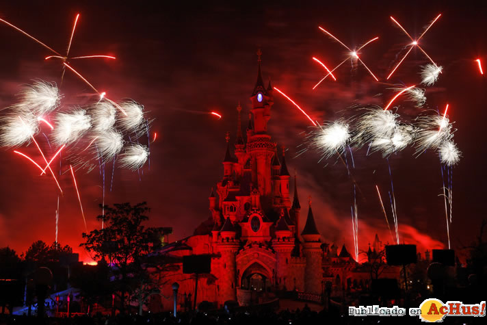 Imagen de Disneyland Paris  Castillo noche fuegos artificiales 03